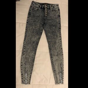 Indigo Rein skinny straight leg distressed cropped stretch jeans. Size 5/26.